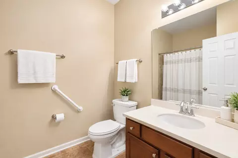 Bath - 1908 Eton Dr, Hoffman Estates, IL 60192 photo 3 of 4