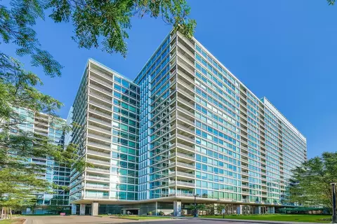 9715 Woods Dr #1806, Skokie, IL 60077