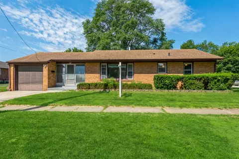 319 N Lord Ave, Carpentersville, IL 60110