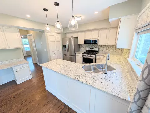 Kitchen - 1350 Northgate Ct, Bartlett, IL 60103 photo 2 of 4