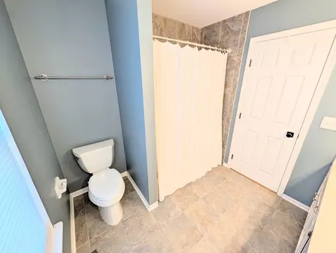 Bath - 1350 Northgate Ct, Bartlett, IL 60103 photo 3 of 7
