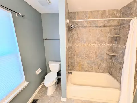 Bath - 1350 Northgate Ct, Bartlett, IL 60103 photo 4 of 7