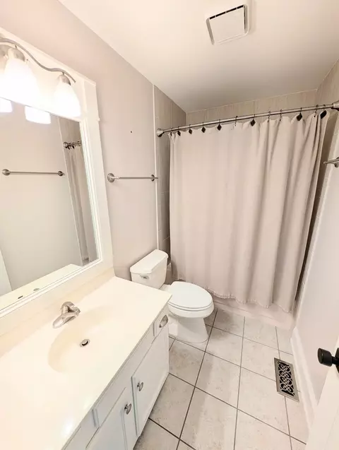 Bath - 1350 Northgate Ct, Bartlett, IL 60103 photo 5 of 7