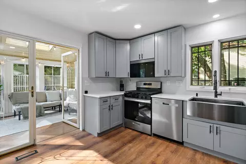 Kitchen - 705 Chestnut Ct, Algonquin, IL 60102 photo 2 of 5