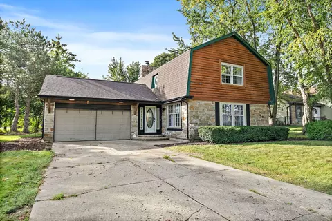 Exterior - 705 Chestnut Ct, Algonquin, IL 60102 photo 2 of 6
