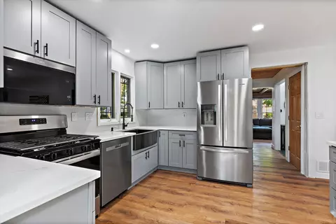 Kitchen - 705 Chestnut Ct, Algonquin, IL 60102 photo 4 of 5