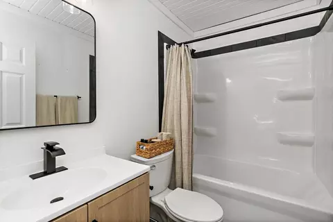 Bath - 705 Chestnut Ct, Algonquin, IL 60102 photo 1 of 4