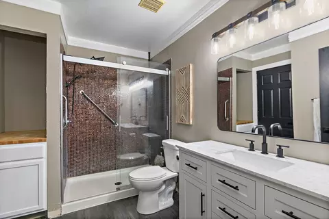 Bath - 705 Chestnut Ct, Algonquin, IL 60102 photo 2 of 4
