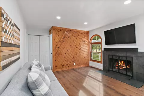 Living - 705 Chestnut Ct, Algonquin, IL 60102 photo 4 of 4