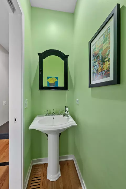 Bath - 1889 Maple Ave #E2, Evanston, IL 60201 photo 1 of 4