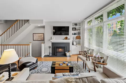 Living - 1889 Maple Ave #E2, Evanston, IL 60201 photo 1 of 4