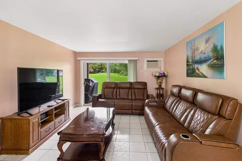 Living - 735 Hill Dr #112, Hoffman Estates, IL 60169 photo 1 of 2