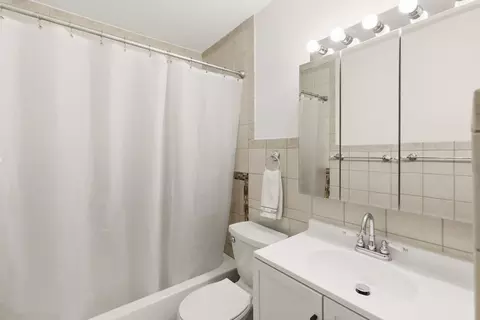 Bath - 735 Hill Dr #112, Hoffman Estates, IL 60169 photo 2 of 2
