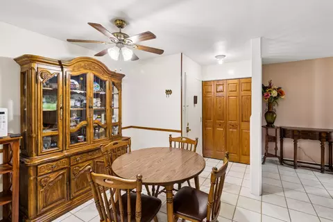 Dining - 735 Hill Dr #112, Hoffman Estates, IL 60169 photo 2 of 2