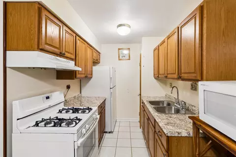 Kitchen - 735 Hill Dr #112, Hoffman Estates, IL 60169 photo 1 of 3