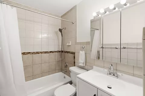 Bath - 735 Hill Dr #112, Hoffman Estates, IL 60169 photo 1 of 2
