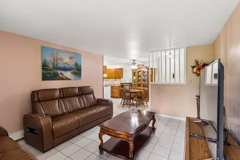 Living - 735 Hill Dr #112, Hoffman Estates, IL 60169 photo 2 of 2