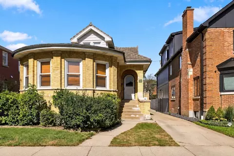 2940 W Greenleaf Ave, Chicago, IL 60645