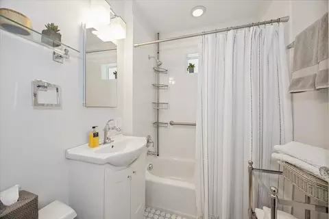 Bath - 322 Park Ave, River Forest, IL 60305 photo 1 of 1