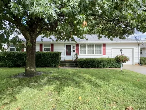 806 9th St, Camanche, IA 52730