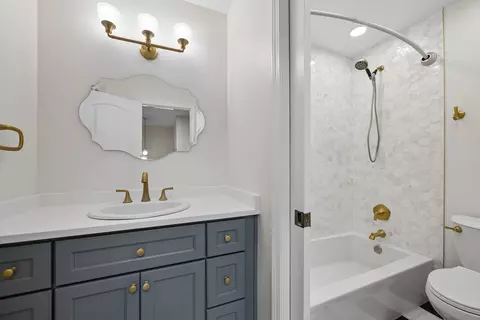 Bath - 830 Forest Ave #B, Evanston, IL 60202 photo 1 of 1
