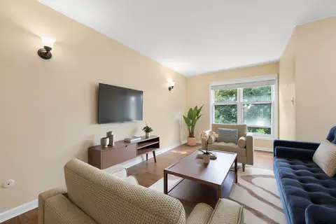 Living - 830 Forest Ave #B, Evanston, IL 60202 photo 4 of 4