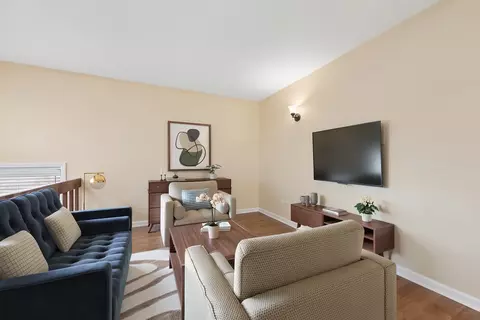 Living - 830 Forest Ave #B, Evanston, IL 60202 photo 3 of 4