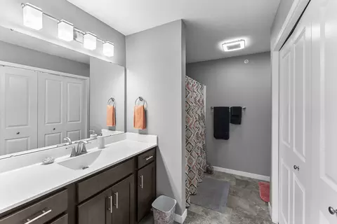 Bath - 440 E Franklin St #203, Eldridge, IA 52748 photo 2 of 2