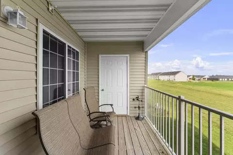 Exterior - 440 E Franklin St #203, Eldridge, IA 52748 photo 3 of 5