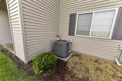 Exterior - 440 E Franklin St #203, Eldridge, IA 52748 photo 5 of 5