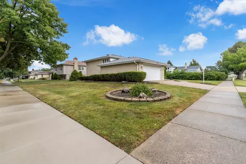 Exterior - 1023 S Lancaster St, Mount Prospect, IL 60056 photo 5 of 5