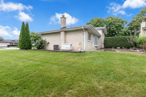 Exterior - 1023 S Lancaster St, Mount Prospect, IL 60056 photo 3 of 5