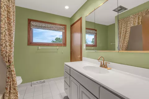 Bath - 1023 S Lancaster St, Mount Prospect, IL 60056 photo 2 of 4