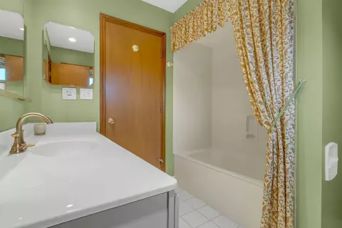 Bath - 1023 S Lancaster St, Mount Prospect, IL 60056 photo 1 of 4