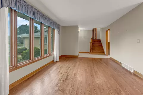 Living - 1023 S Lancaster St, Mount Prospect, IL 60056 photo 3 of 7