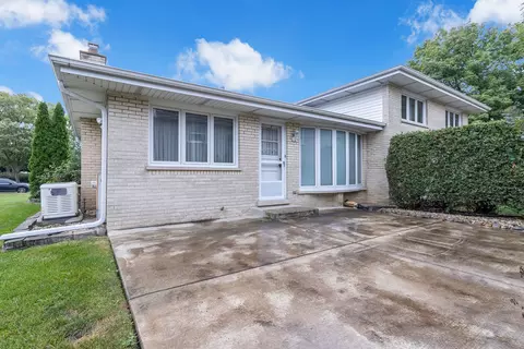 Exterior - 1023 S Lancaster St, Mount Prospect, IL 60056 photo 2 of 5