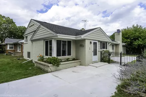7261 N East Prairie Rd, Lincolnwood, IL 60712