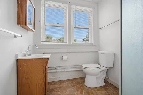Bath - 1112 West Ave, Normal, IL 61761 photo 2 of 4