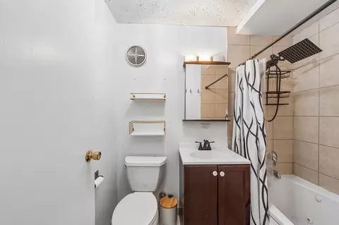 Bath - 30 E Division St #15C, Chicago, IL 60610 photo 1 of 1