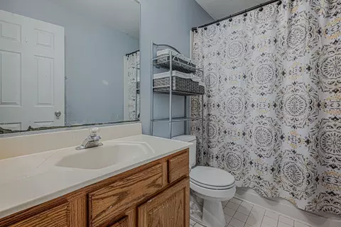 Bath - 1449 Eliot Trl, Elgin, IL 60120 photo 3 of 4