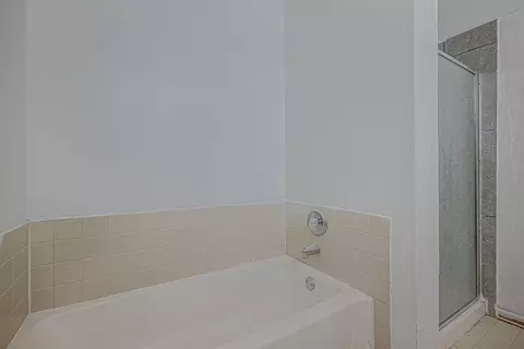 Bath - 1449 Eliot Trl, Elgin, IL 60120 photo 2 of 4