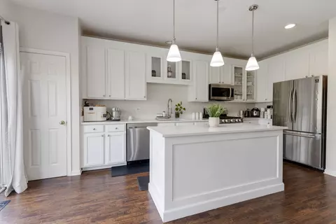 Kitchen - 809 Brodhead Dr, Aurora, IL 60504 photo 2 of 5