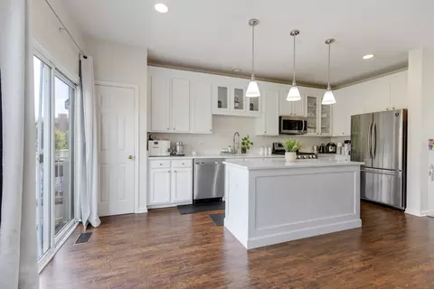 Kitchen - 809 Brodhead Dr, Aurora, IL 60504 photo 4 of 5