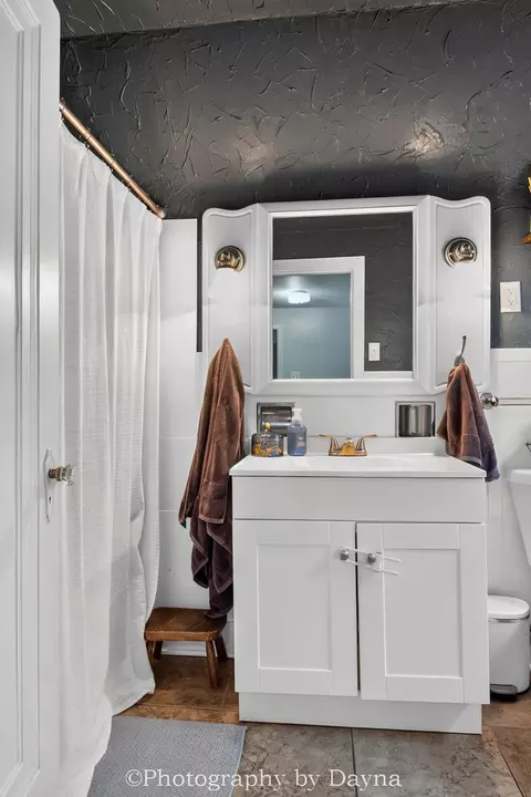 Bath - 924 S Myrtle Ave, Kankakee, IL 60901 photo 3 of 3
