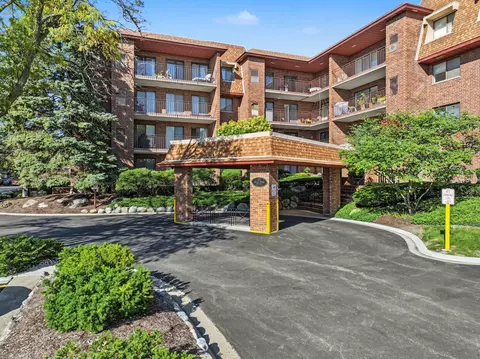 101 Old Oak Dr #215, Buffalo Grove, IL 60089