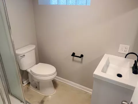 Bath - 11142 S Emerald Ave, Chicago, IL 60628 photo 1 of 1