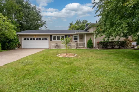 2236 Olympia Dr, Bettendorf, IA 52722