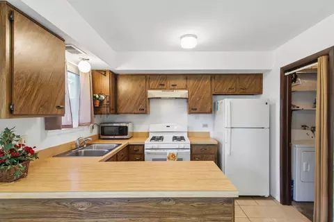 Kitchen - 45 Willow Cir, Cary, IL 60013 photo 2 of 5