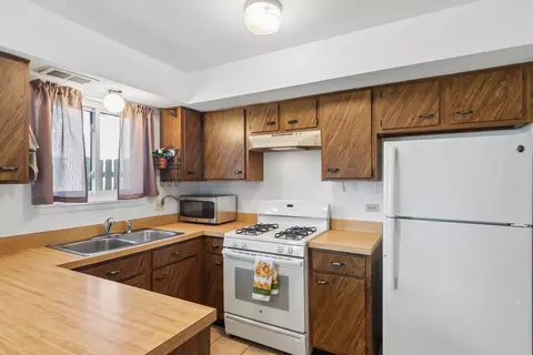 Kitchen - 45 Willow Cir, Cary, IL 60013 photo 3 of 5