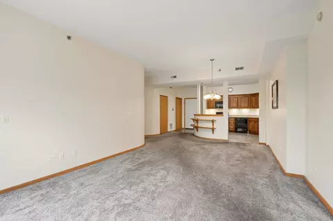 Living - 3125 Town Square Dr #401, Rolling Meadows, IL 60008 photo 2 of 3